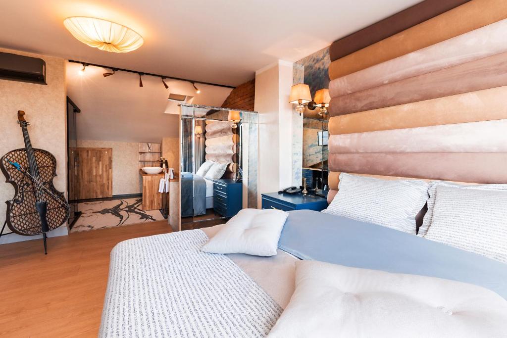 Postel nebo postele na pokoji v ubytování Sublime Porte Hotel