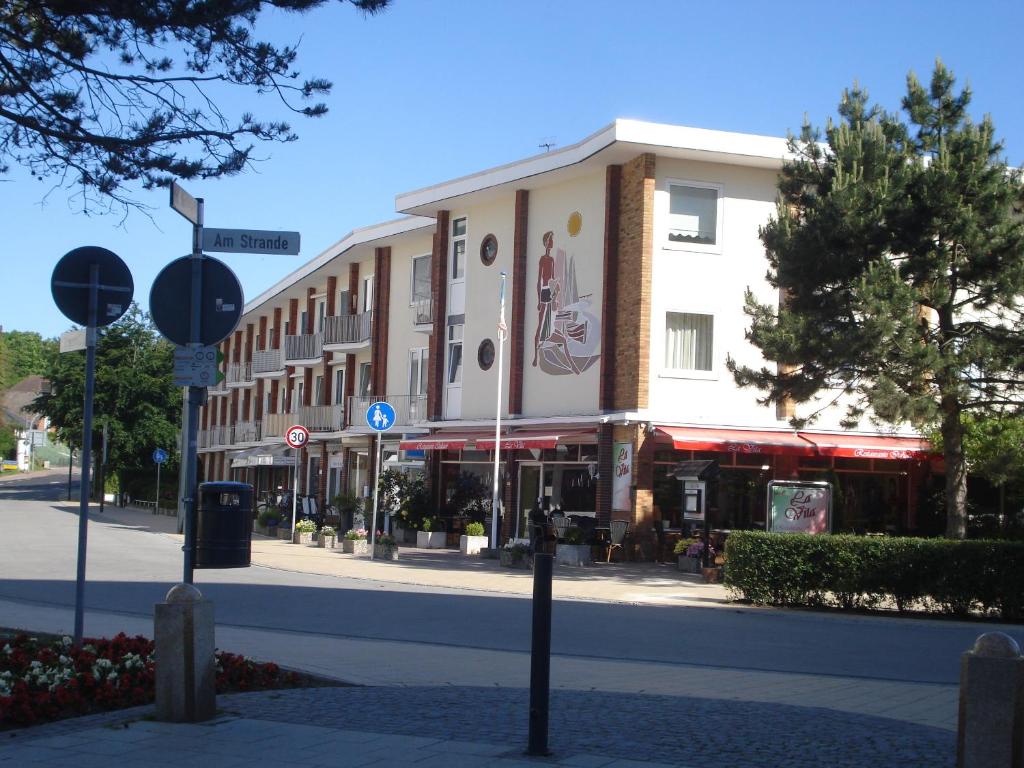 un edificio al lado de una calle en Haus Solymar App. 59, en Grömitz