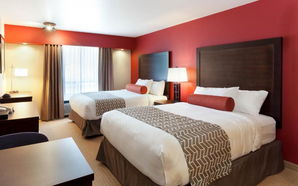 Postel nebo postele na pokoji v ubytování The Kanata Inns Invermere