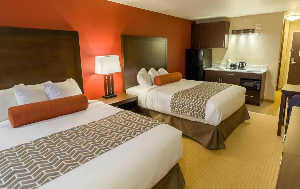 Postel nebo postele na pokoji v ubytování The Kanata Inns Invermere