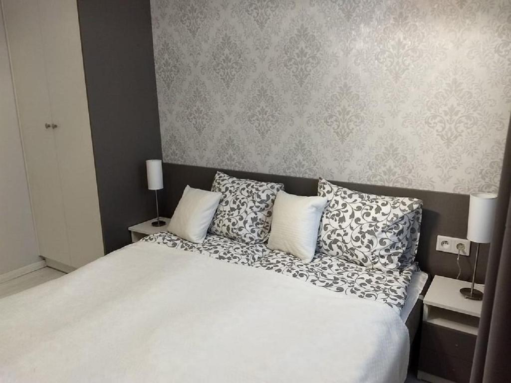 1 dormitorio con 1 cama blanca grande con almohadas en Apartament Kamea Wieliczka Centrum en Wieliczka