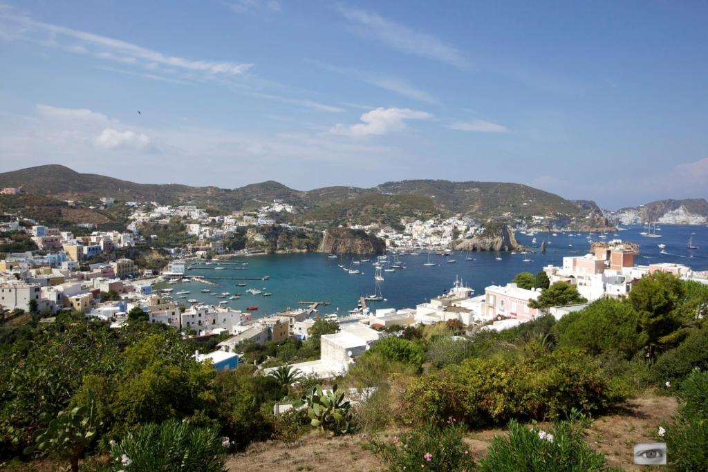 vistas a la ciudad de Positano, en la costa de Amalfi en Villa Pina, en Ponza