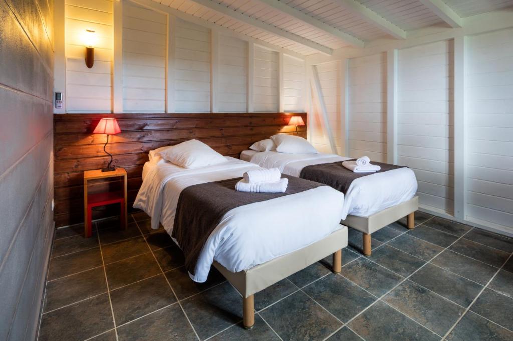 Postel nebo postele na pokoji v ubytování Le Rayon Vert - Hôtel & Restaurant VUE SUR MER