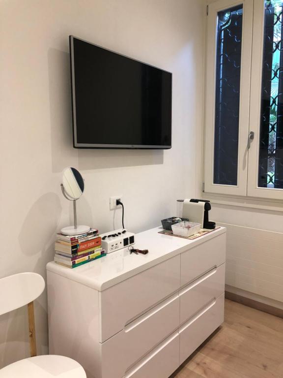 A television and/or entertainment centre at San Marco Design Suites