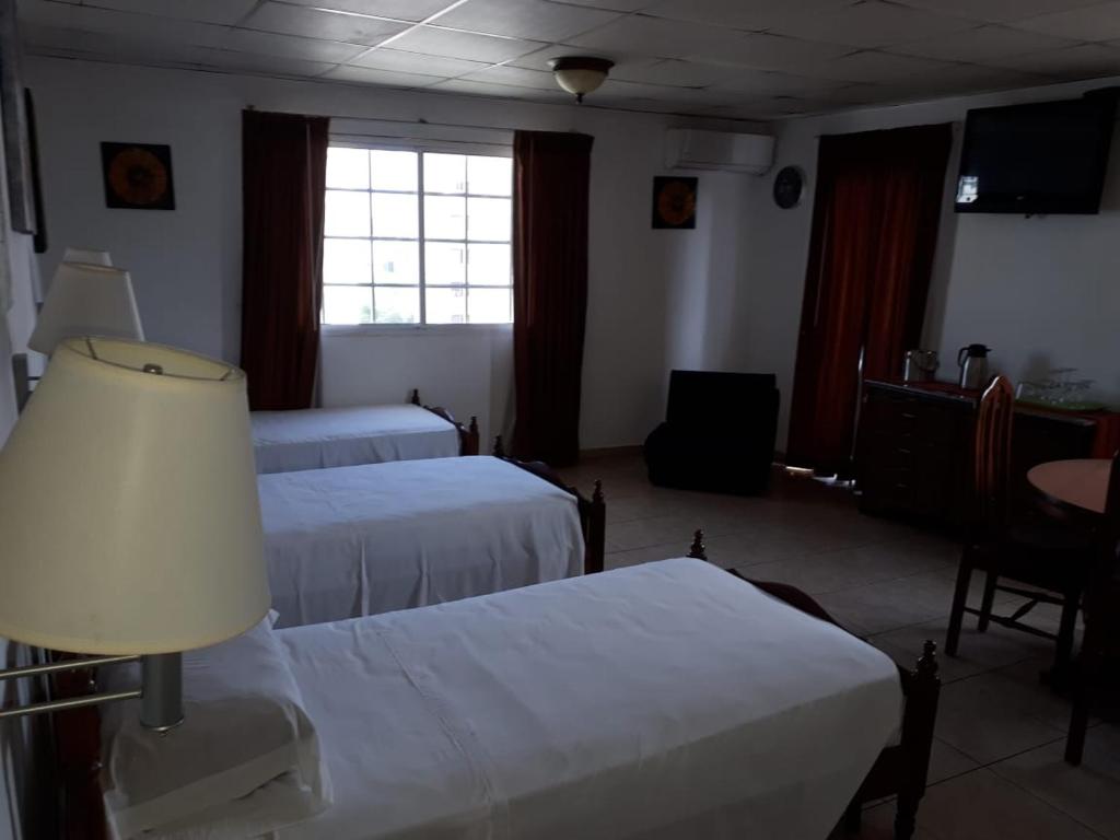 Postel nebo postele na pokoji v ubytování Hotel California Panama