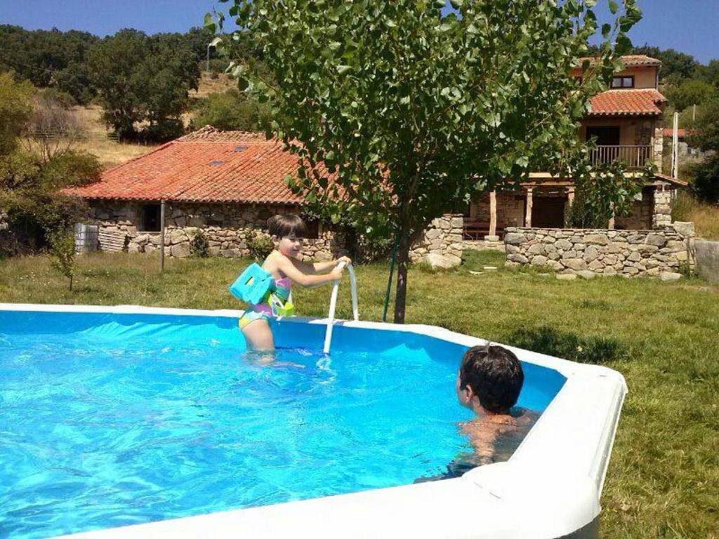 Bazén v ubytovaní Casa Rural La Tablilla y La Terraza alebo v jeho blízkosti