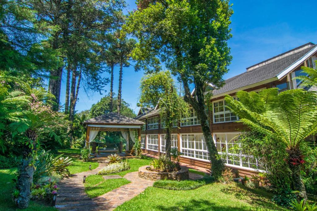 格拉馬杜的住宿－Varanda das Bromélias Spa，享有树木房屋的外部景色