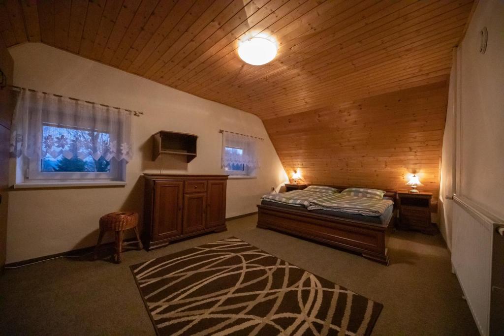 Postel nebo postele na pokoji v ubytování Chalupa Podhradí