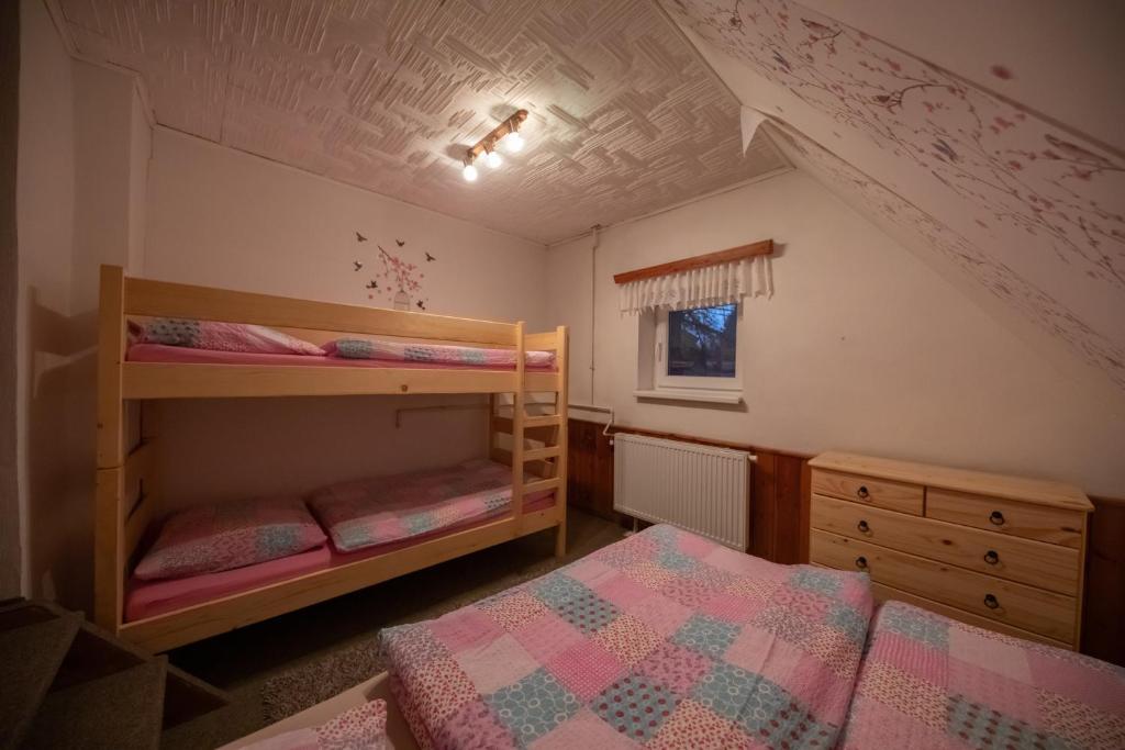 Postel nebo postele na pokoji v ubytování Chalupa Podhradí