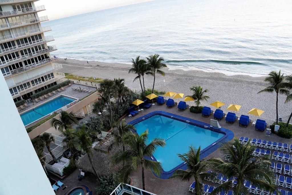 Bazén v ubytování Ocean Sky Hotel & Resort nebo v jeho okolí