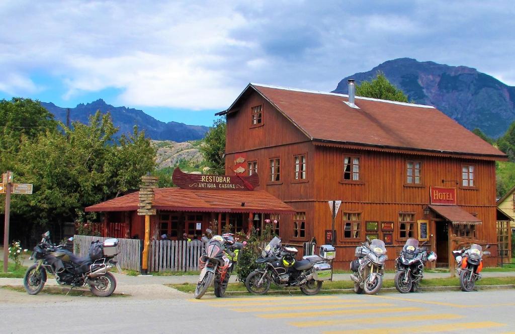 un grupo de motocicletas estacionadas frente a un edificio en Hotel Antigua Casona Patagonia, en Futaleufú