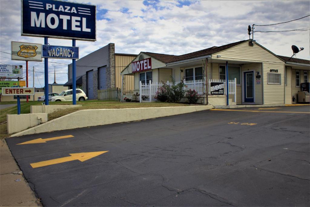 un estacionamiento vacío frente a un motel en Plaza Motel en Joplin