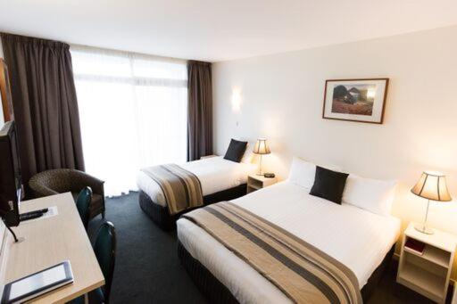 Postel nebo postele na pokoji v ubytování Shoreline Hotel