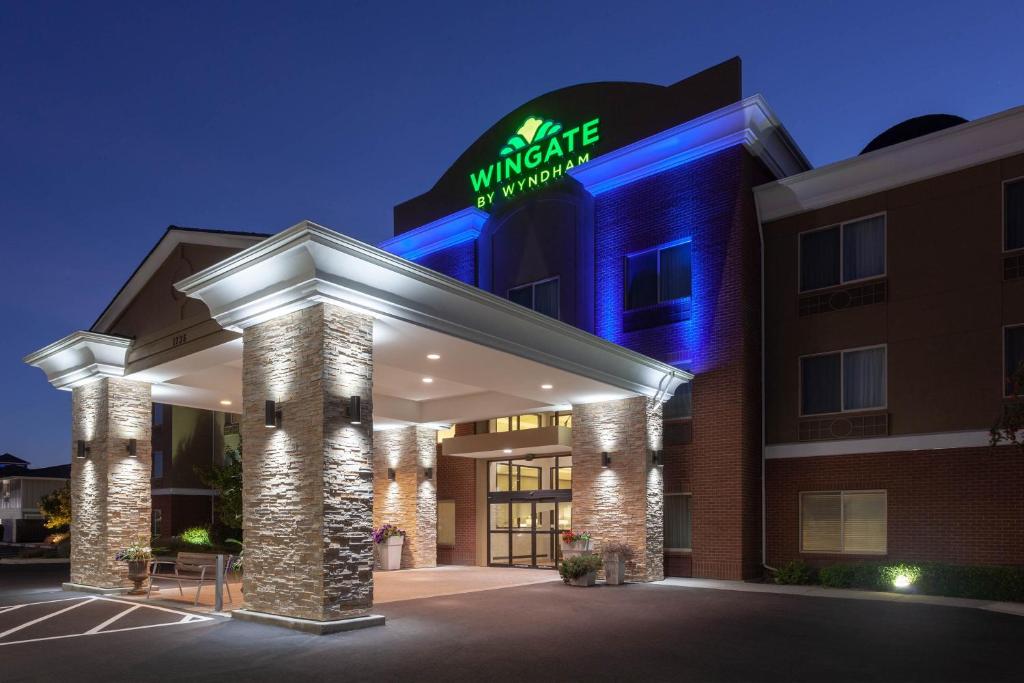 a rendering of a hotel at night at Wingate by Wyndham Moses Lake in Moses Lake
