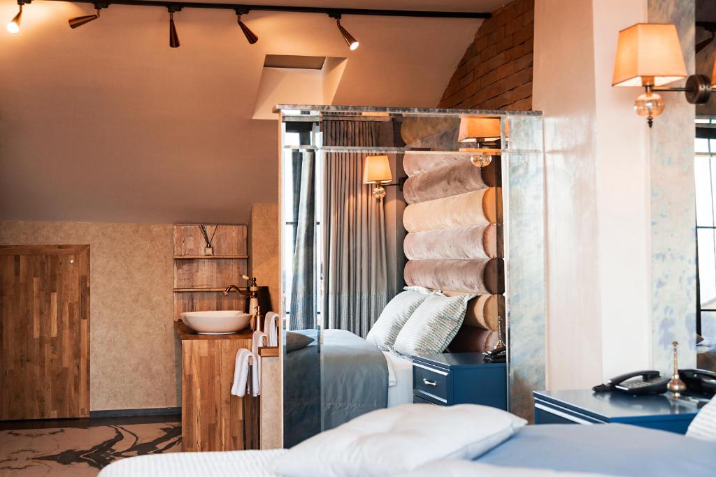 Postel nebo postele na pokoji v ubytování Sublime Porte Hotel