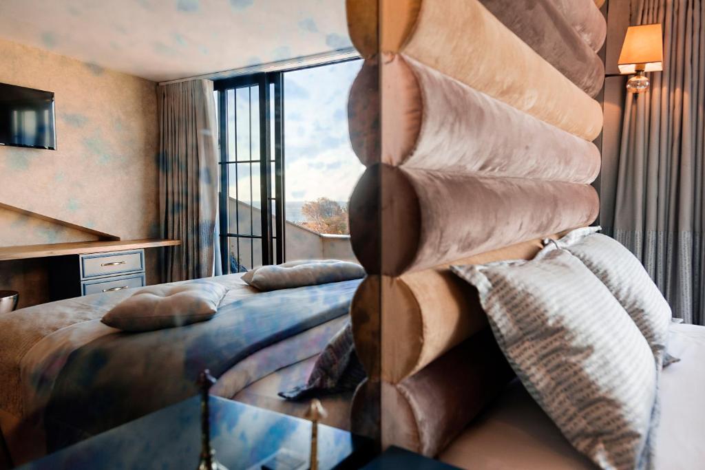 Postel nebo postele na pokoji v ubytování Sublime Porte Hotel
