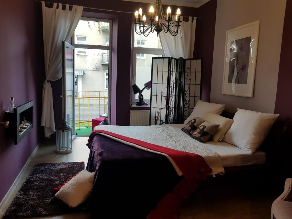 Un dormitorio con una cama con un osito de peluche. en Apartament Pod Aniołami na Starówce w Radomiu en Radom