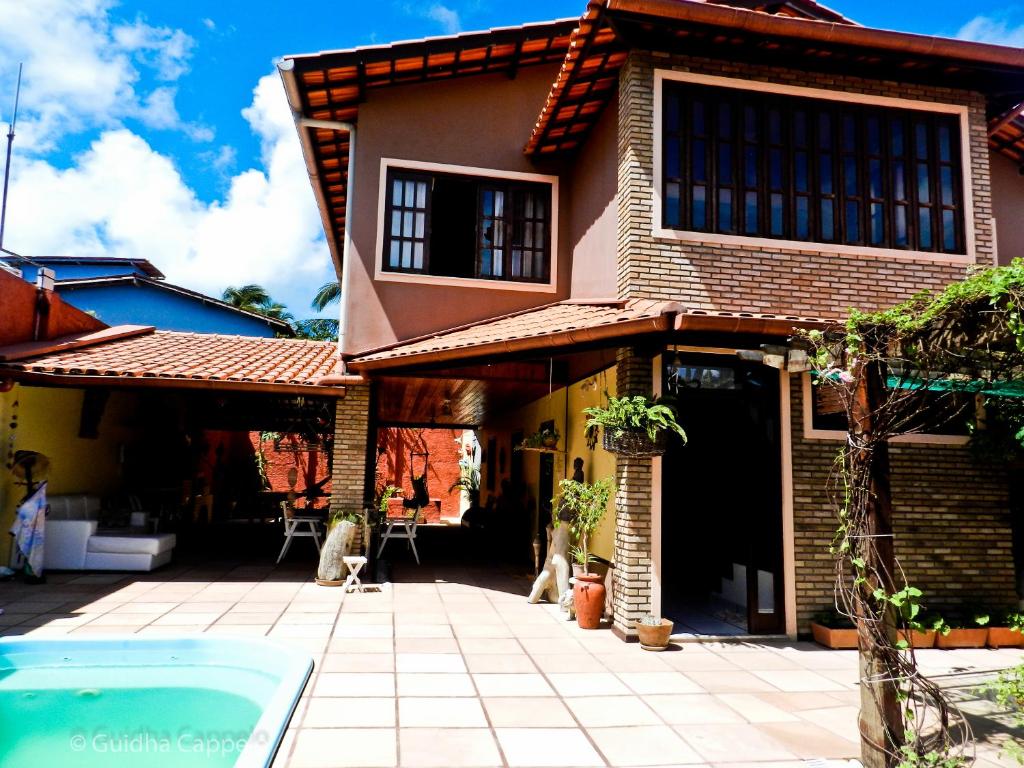 Casa ilha de Itaparica في فيرا كروز دو إيتاباريكا: منزل أمامه مسبح