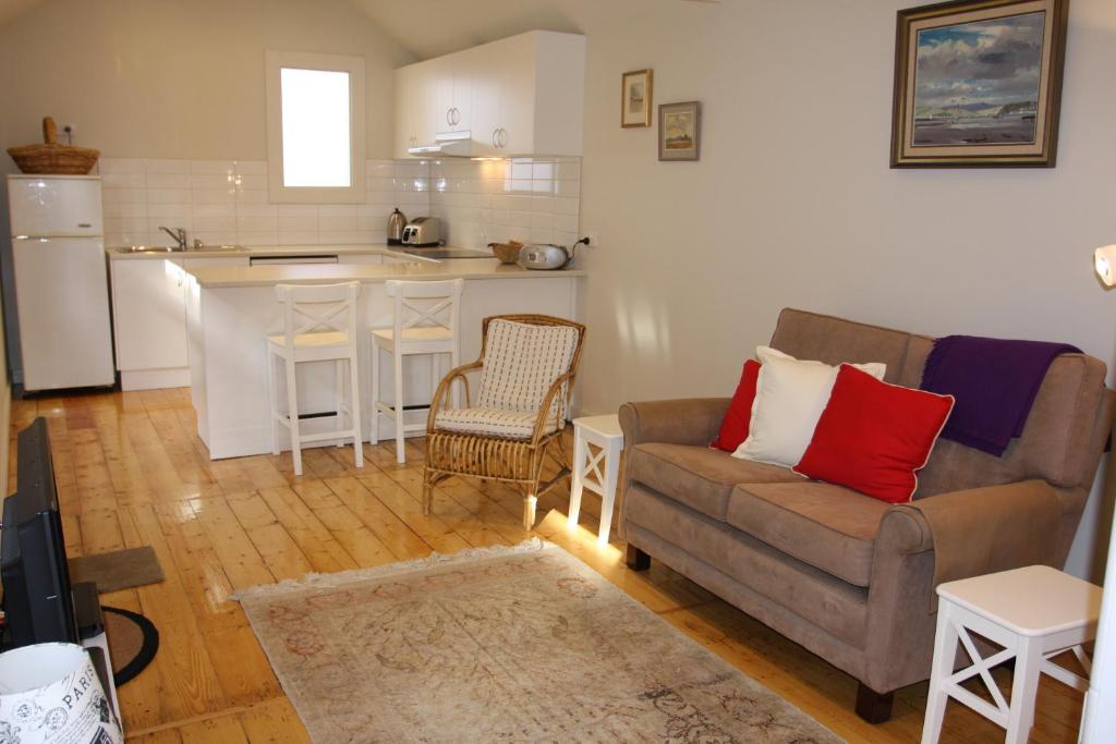 ein Wohnzimmer mit einem Sofa und einer Küche in der Unterkunft Doongarra in Queenscliff