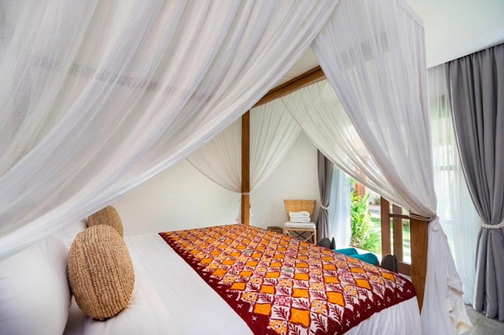 Postel nebo postele na pokoji v ubytování Calma Ubud Suite & Villas - Rice Fields View, Infinity Pool !