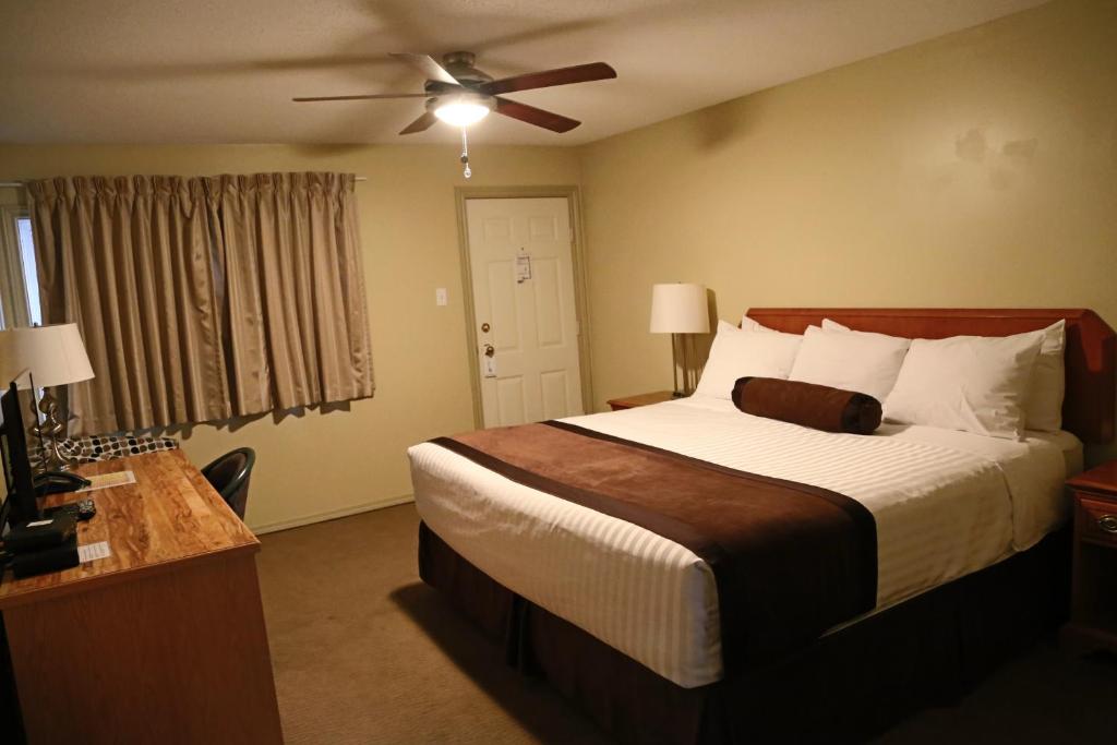 Postel nebo postele na pokoji v ubytování SlumberLodge Hotel