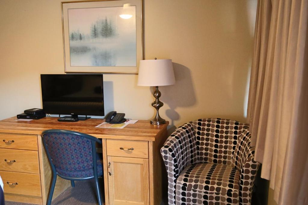 TV a/nebo společenská místnost v ubytování SlumberLodge Hotel