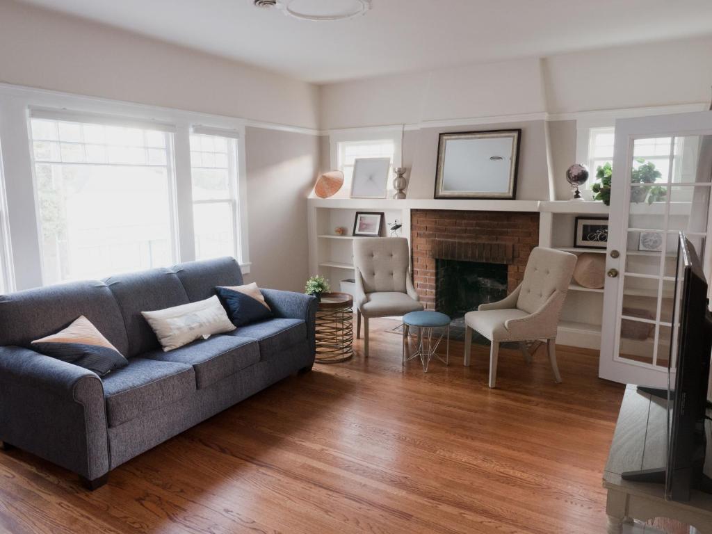uma sala de estar com um sofá e uma lareira em Spacious, Sunny House in Berkeley/Oakland Rockridge em Oakland