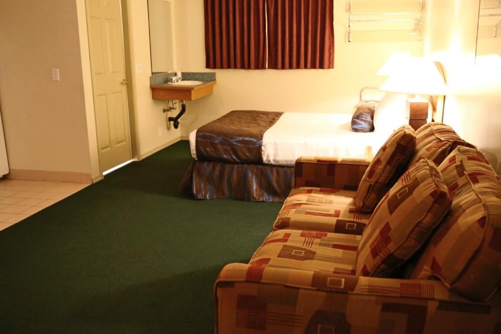 Postel nebo postele na pokoji v ubytování SlumberLodge Hotel
