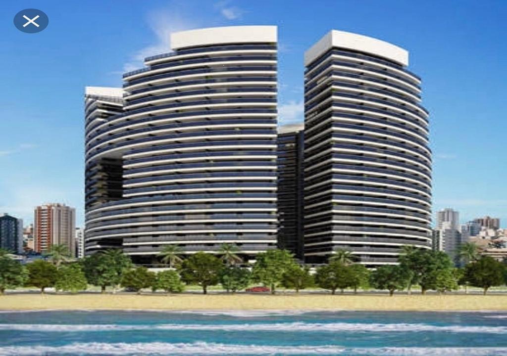 dos edificios altos en una ciudad con playa en Apto. Novo Landscape Beira Mar, en Fortaleza