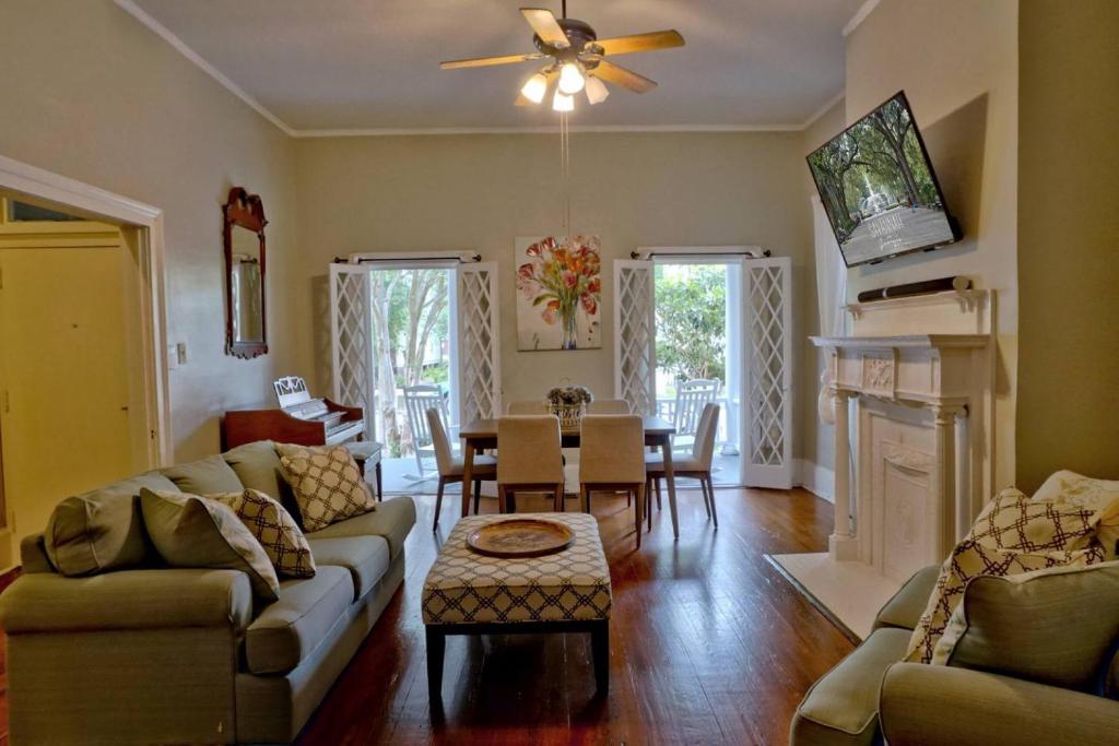 ein Wohnzimmer mit einem Sofa und einem Tisch in der Unterkunft Beautiful 6 Bed, 5 Bath Historic Savannah Home in Savannah