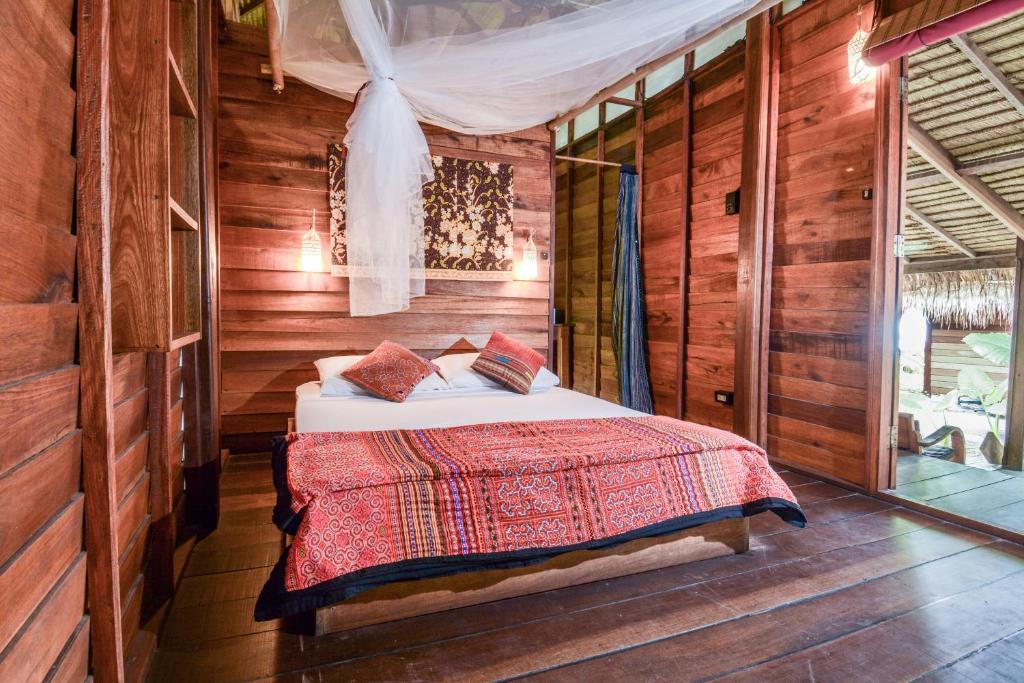Ein Bett oder Betten in einem Zimmer der Unterkunft Castaway Resort Koh Lipe