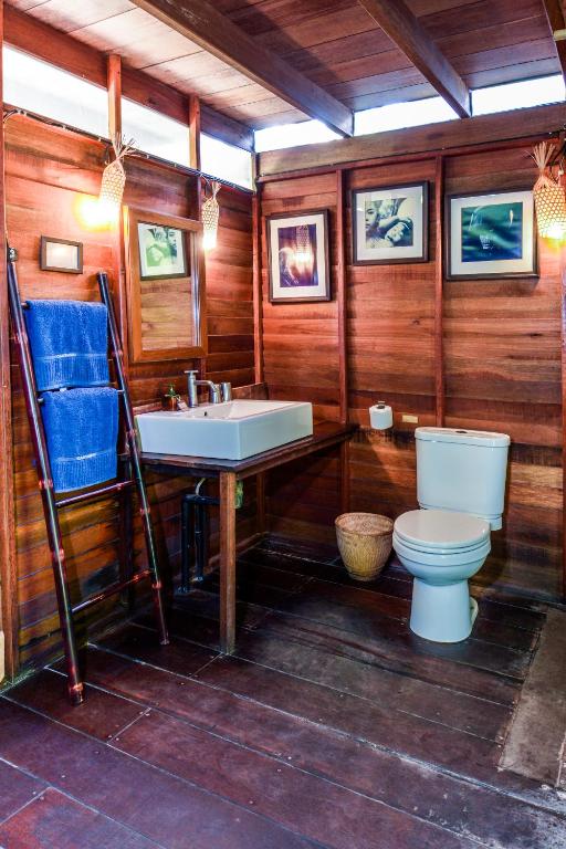 Ein Badezimmer in der Unterkunft Castaway Resort Koh Lipe