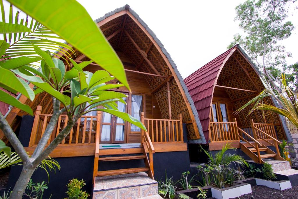 une maison avec un toit en gambrel dans l'établissement Penida Krusty Hill by ecommerceloka, à Nusa Penida