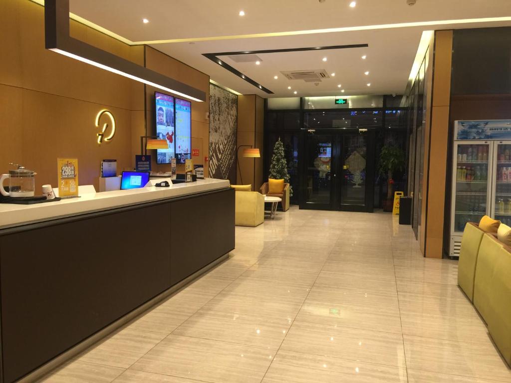 The lobby or reception area at IU Hotel Beijing Life Science Park Station