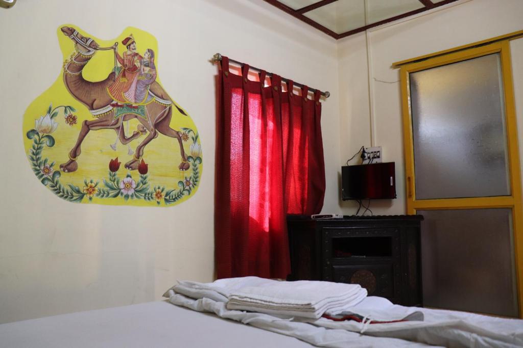 Postel nebo postele na pokoji v ubytování Govind Hotel