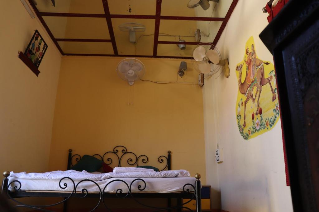 Postel nebo postele na pokoji v ubytování Govind Hotel