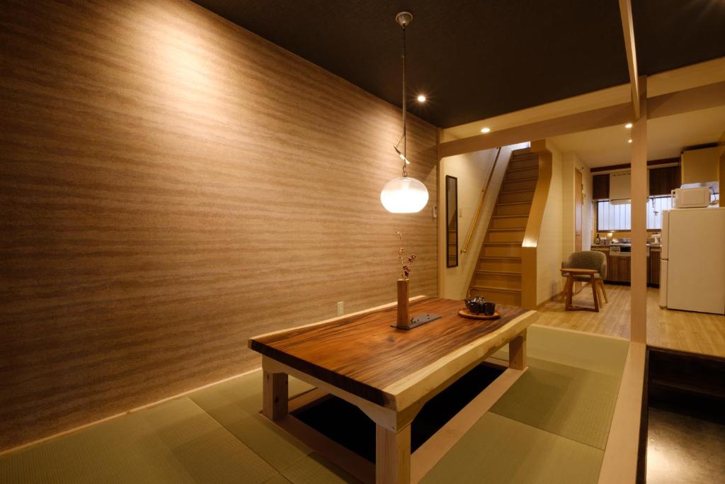 大阪市にあるビジュースイーツ ウィルの木製の壁の客室で、テーブルが備わります。