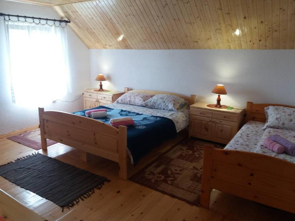 Postel nebo postele na pokoji v ubytování Apartments And Rooms Gold