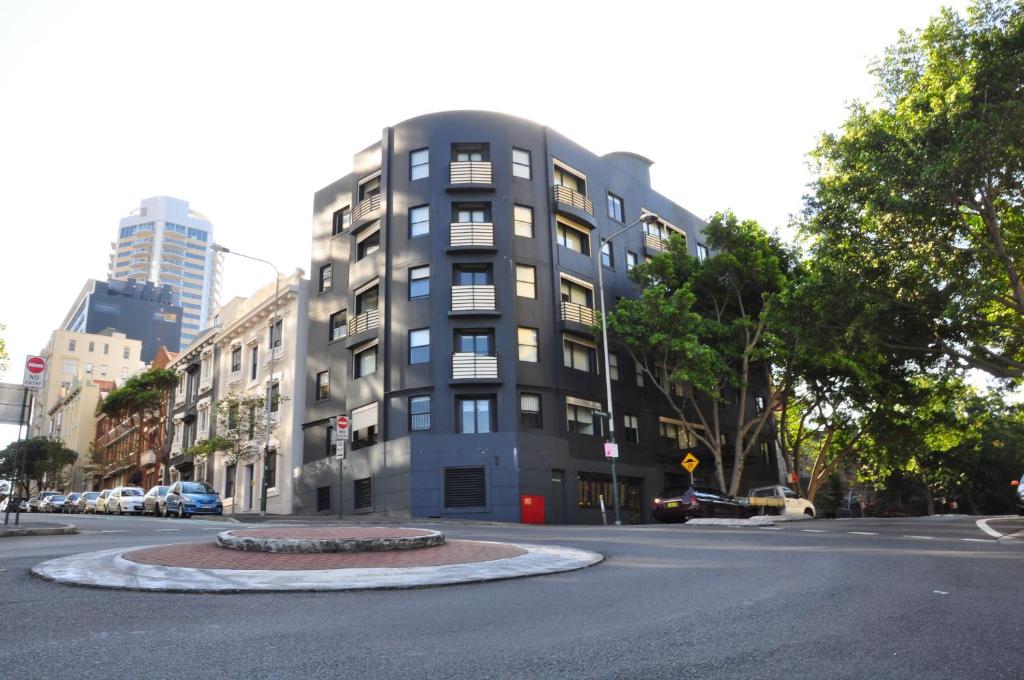 un edificio alto en una calle de la ciudad con un edificio en Annam Serviced Apartments en Sídney