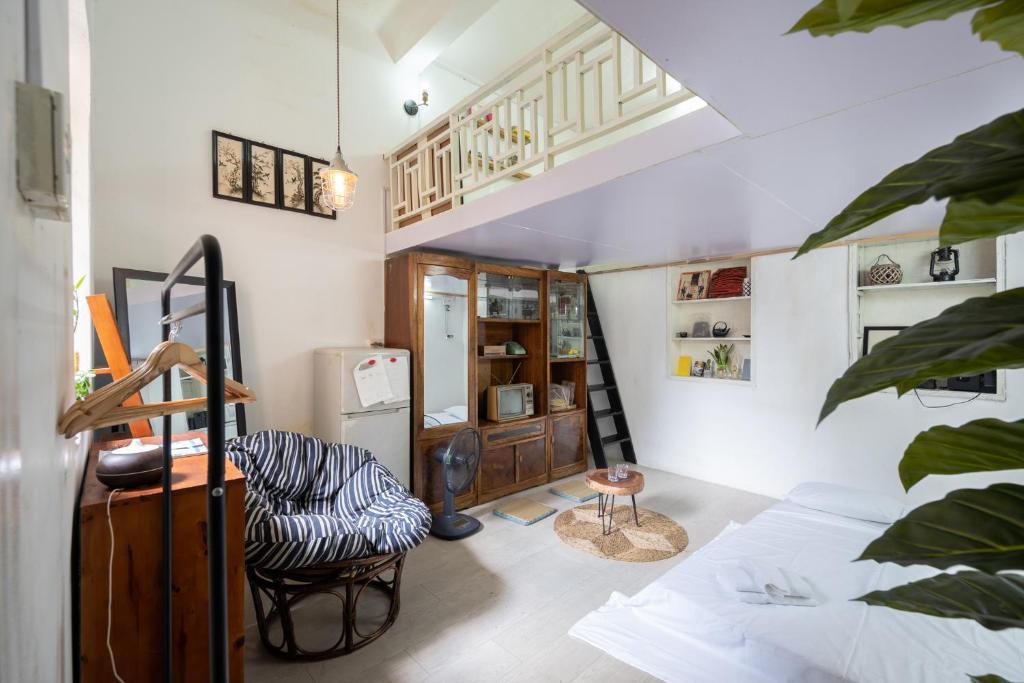 sala de estar con escalera y silla en Old Quarter Apartment Hang Bo, en Hanói