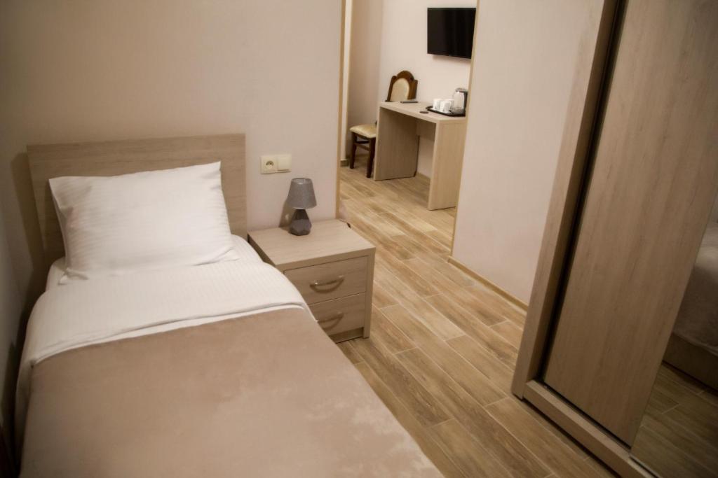 Postel nebo postele na pokoji v ubytování Family Hotel Triston