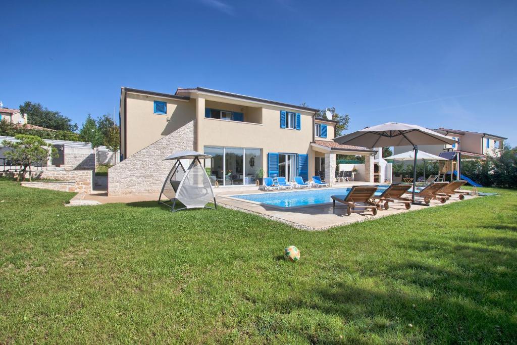 a house with a swimming pool in the yard at Villa 1520 in Žminj