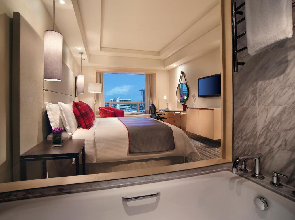 TV/trung tâm giải trí tại Carlton Hotel Singapore