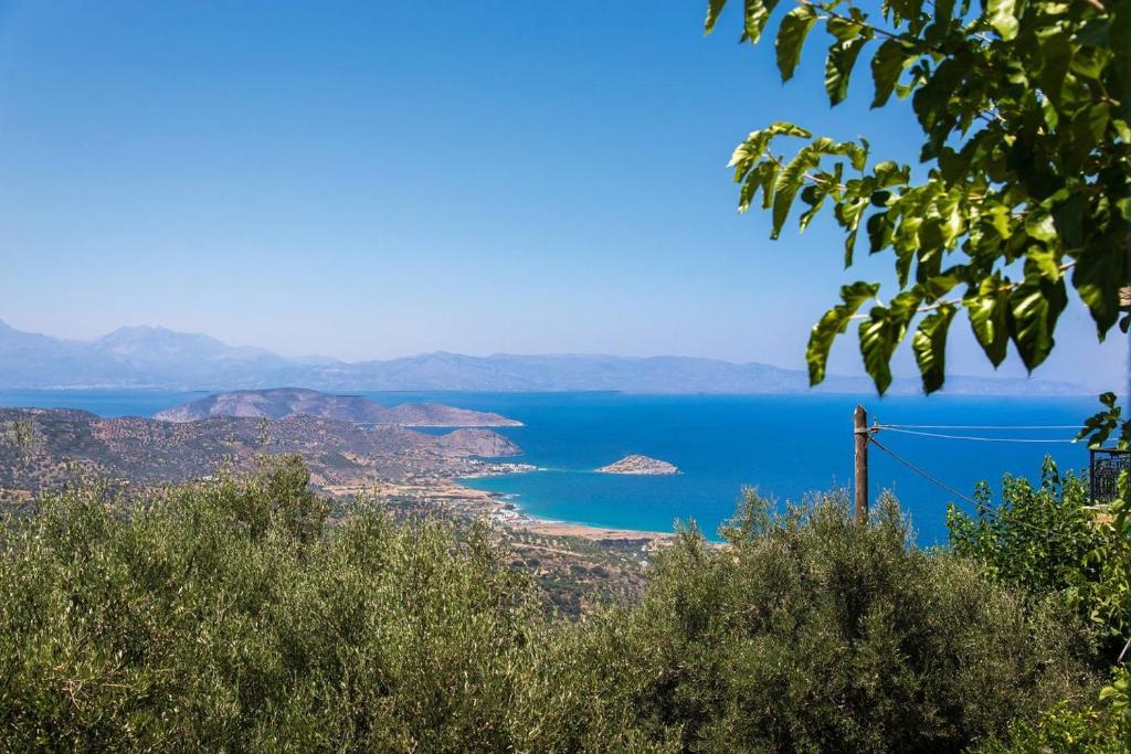 uitzicht op de oceaan vanuit de heuvels bij Agrilos Sea View House in Mirsíni