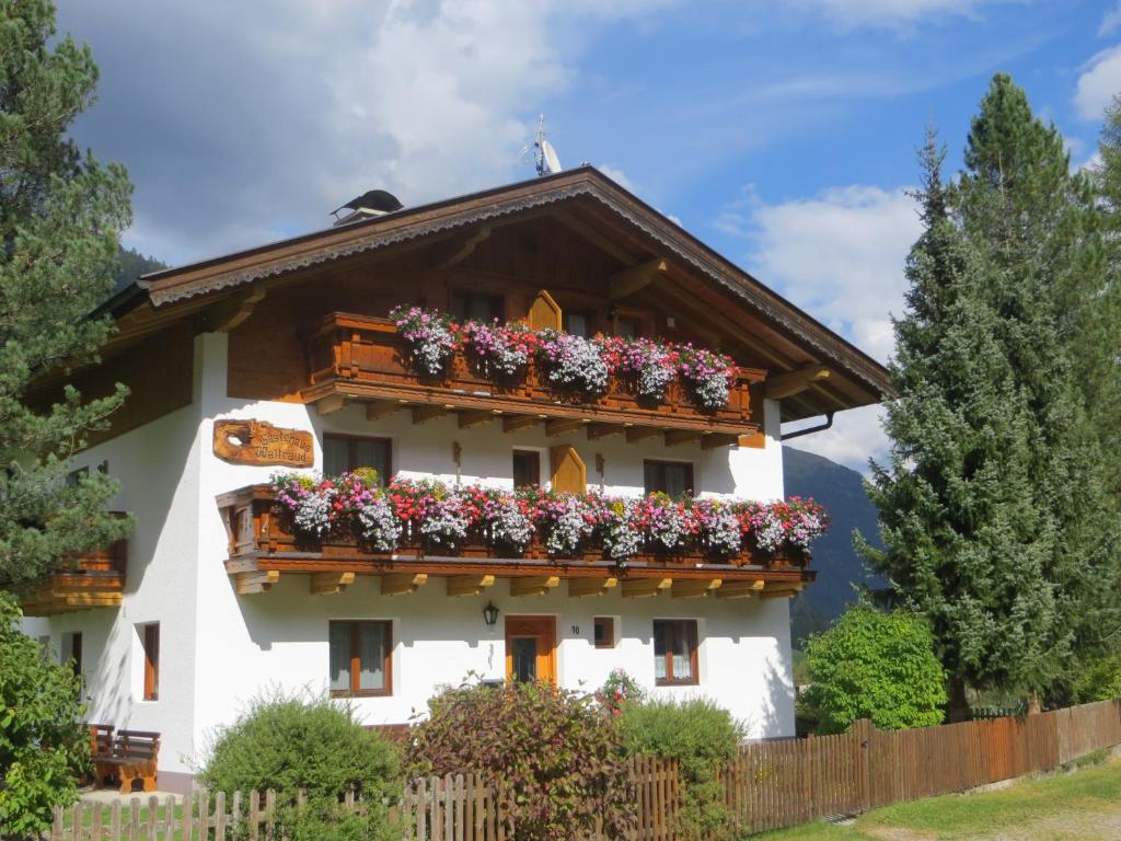 ein weißes Haus mit Blumenkästen drauf in der Unterkunft Haus Waltraud in Sankt Jakob in Defereggen