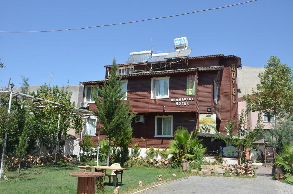 uma grande casa de madeira com uma mesa em frente em Nemrut Kommagene Hotel em Kahta