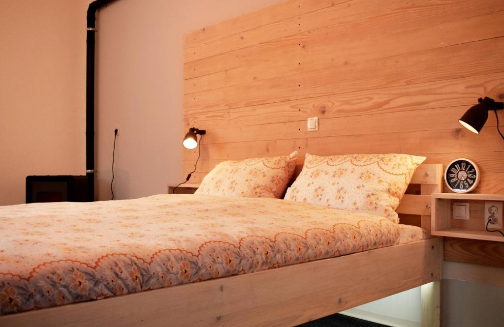 um quarto com uma cama e uma cabeceira em madeira em Studio apartment LoSt em Ogulin