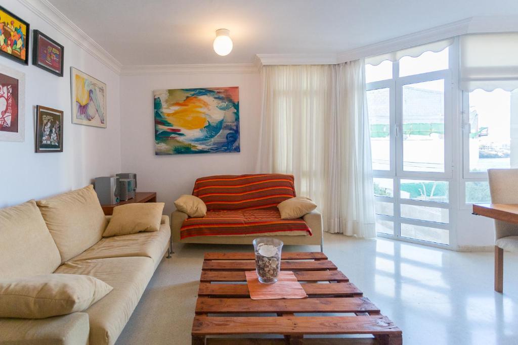 Posezení v ubytování Comfortable Apartment in Salinetas Beach.