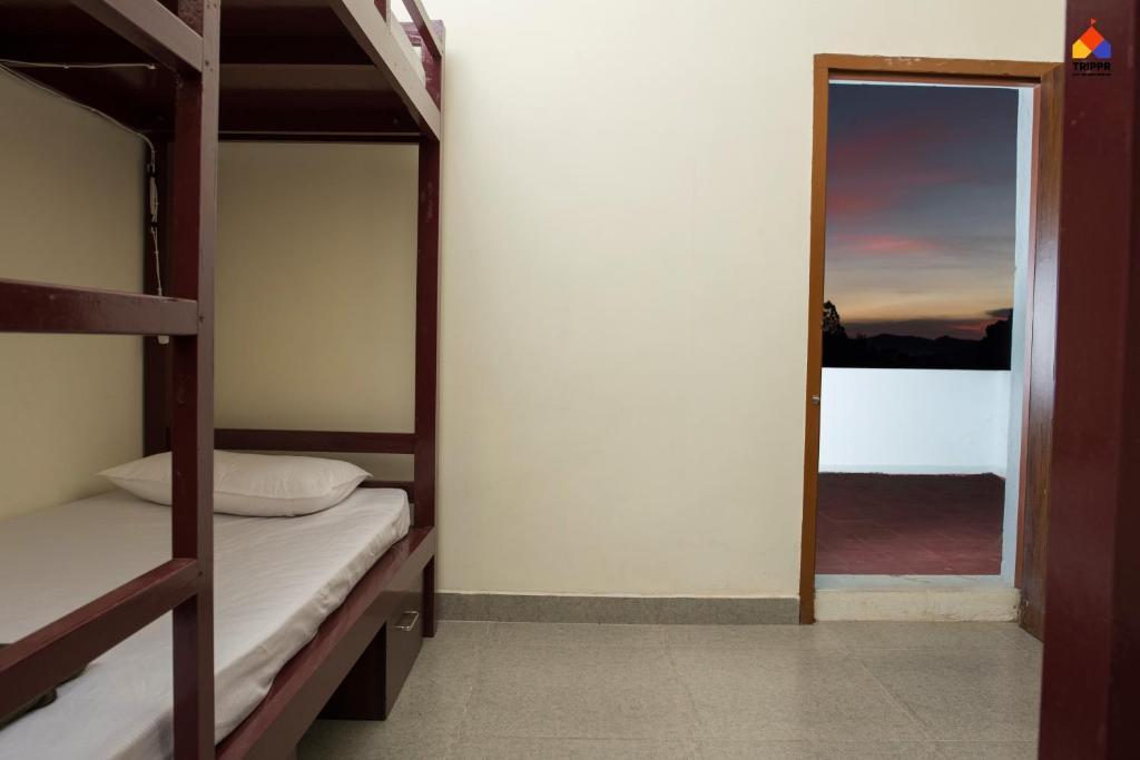 Postel nebo postele na pokoji v ubytování Trippr Kodaikanal Backpacker Hostel