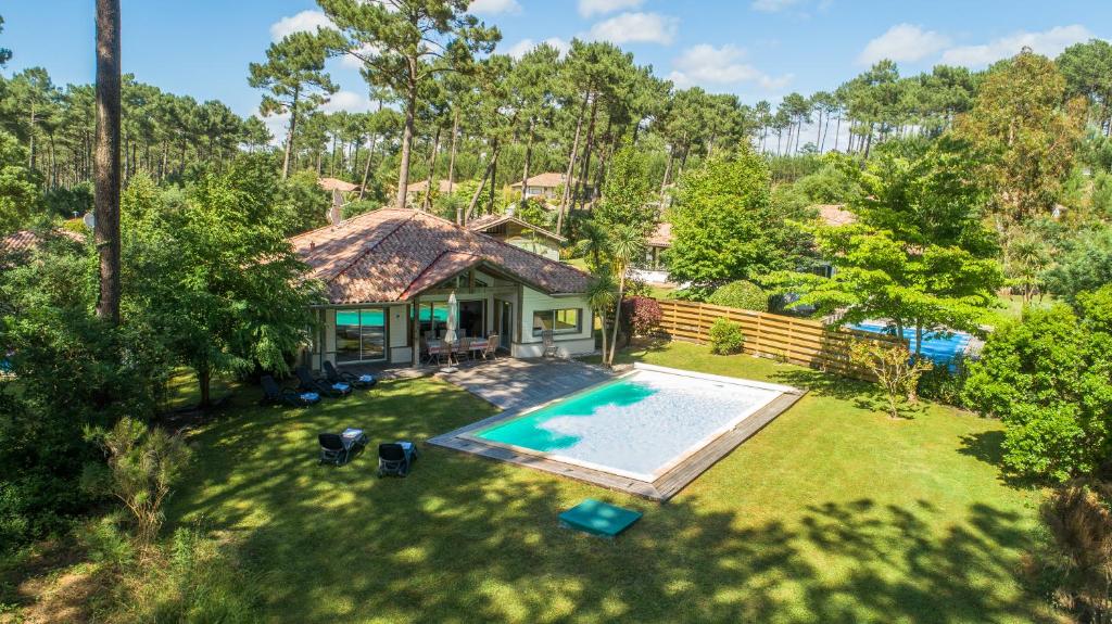 uma vista aérea de uma casa com piscina em Madame Vacances Les Dunes de la Prade em Moliets-et-Maa